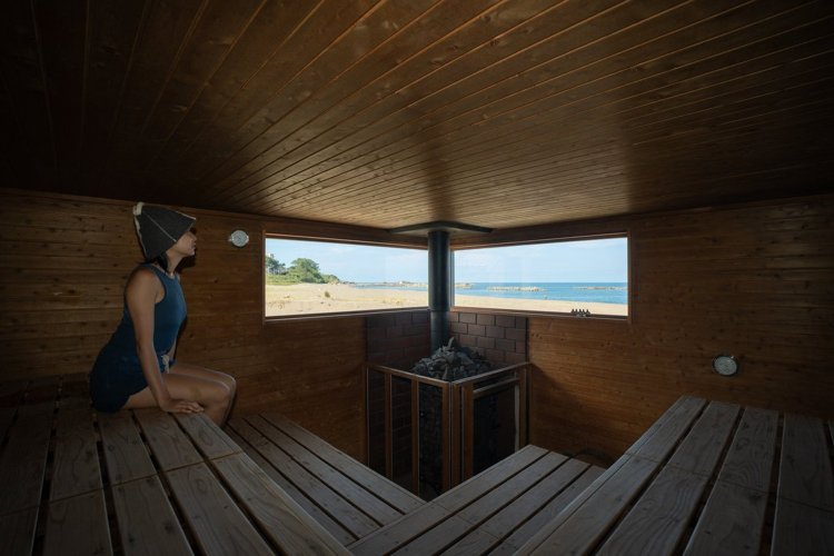 大型MOKIストーブのおかげで広々としたサウナ室も満遍なく温まる。スピーカーから流れる波の音が、窓越しに眺める日本海を間近に感じさせてくれる。