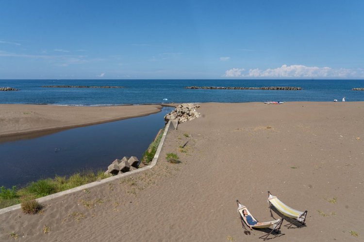 外気浴は屋上ベンチで海を眺めながらも、砂浜のハンモックに横たわるも、波打ち際のビーチチェアで潮風に吹かれるのも思いのまま！