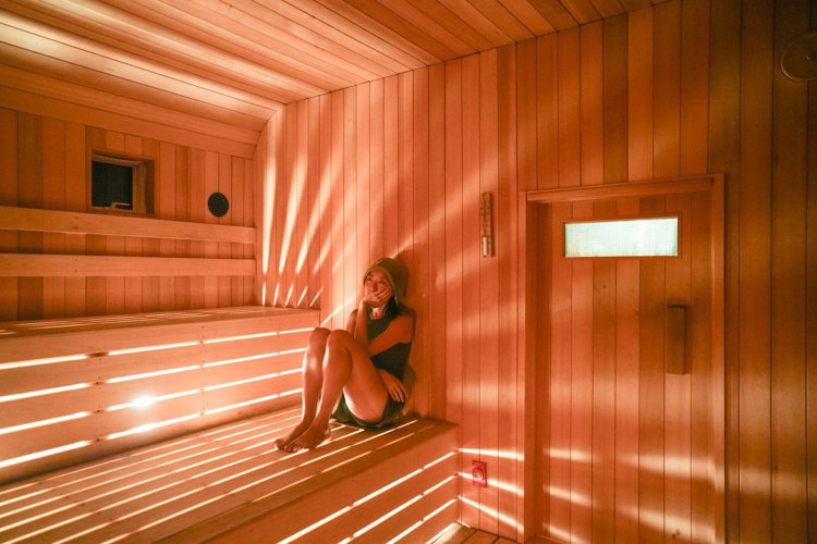 サウナ室はストーブからストーン、香り、蒸気に至るまで、オーナー立花さんの“岩手愛”が伝わってくる。