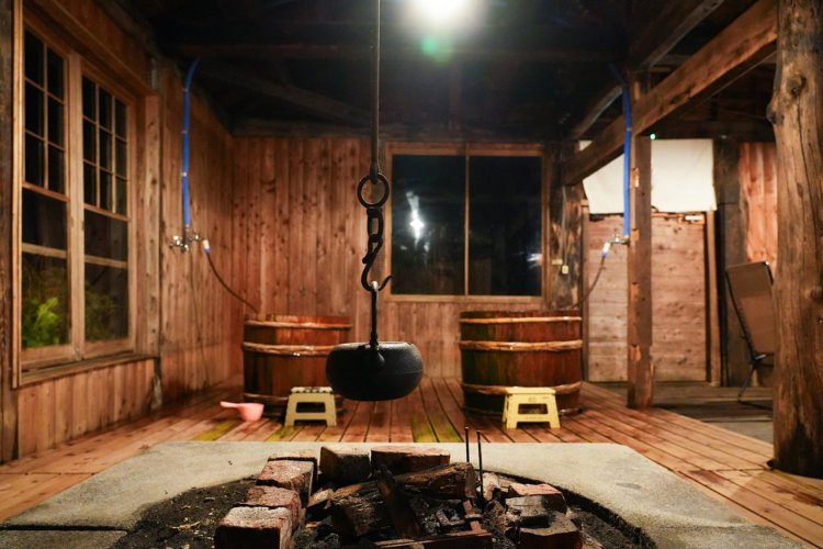 囲炉裏にかけられた南部鉄瓶は60年以上前のもの。
