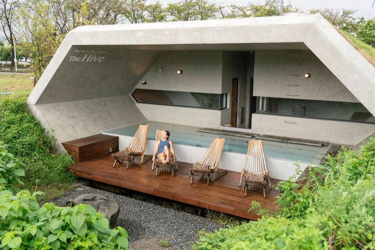 水風呂も土の中から地上を眺めるような目線にあり、絶好の没入感スポット！