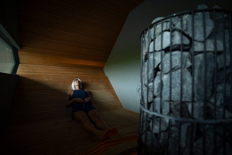 こちらのサウナは中温（80℃）を楽しむENGAWA。大きな窓から光が差しこむ。