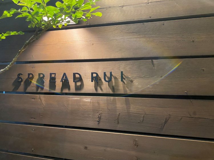 控えめでシックなデザインのロゴが目印。