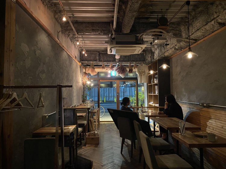 マスターが友人たちと造ったという筒状の店内は静寂に満ちている。