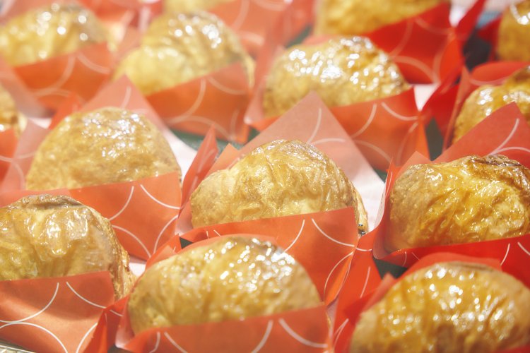 焼きたてカスタードアップルパイ1個450円。