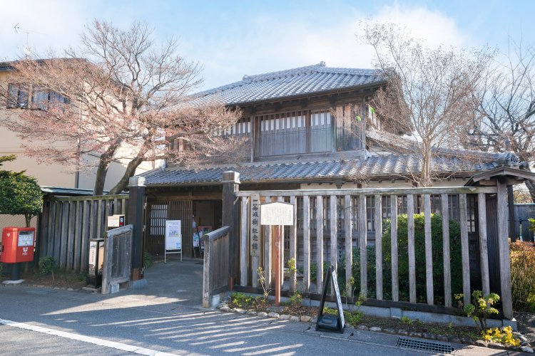 記念館全体が「小林一茶寄寓の地」として市の指定文化財になっている。