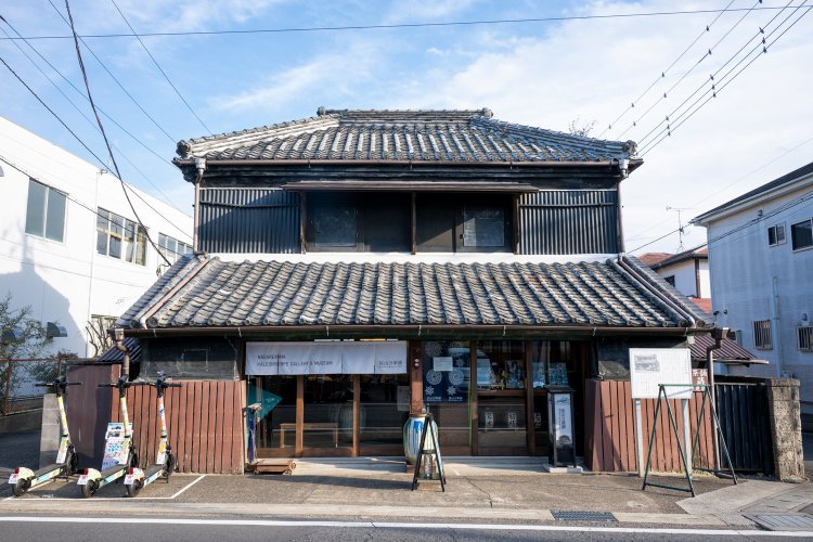 住居兼店舗として使われていた明治時代の建物をリノベーション。国登録有形文化財にも 指定されている。
