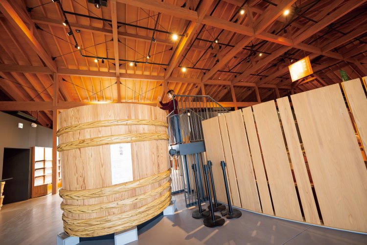容量約5400Lの巨大な仕込み桶で、もろみの攪拌（かくはん）を体験できる。