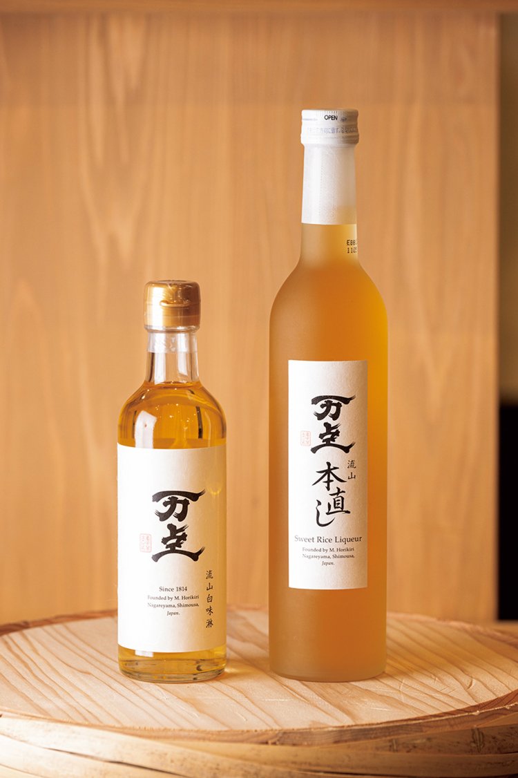 純米本みりんや、それをベースに焼酎を加えたリキュールも販売。