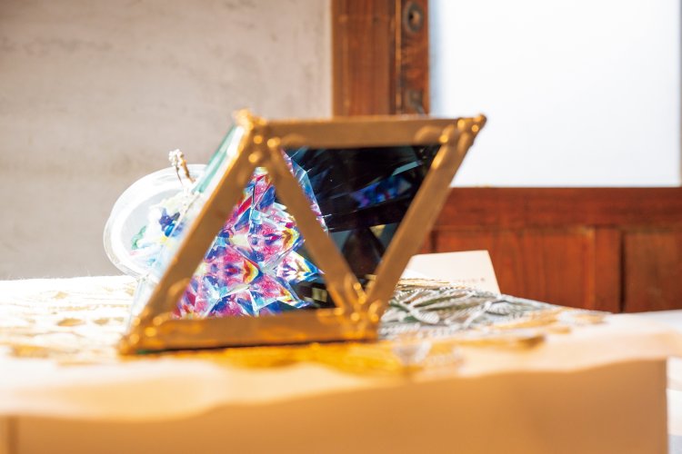 緻密に計算された設計で立体的に見える作品も。