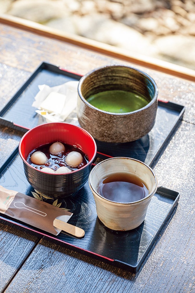 お抹茶（落雁付き）400円や白玉ぜんざい600円も注文できる。