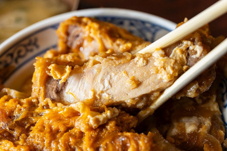 肉厚なカツ丼1500円（漬物、味噌汁付き）。