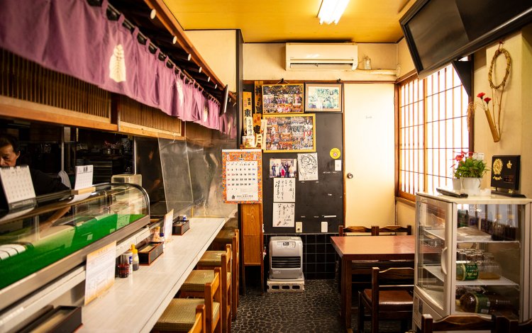 店はカウンターとテーブルで13席。