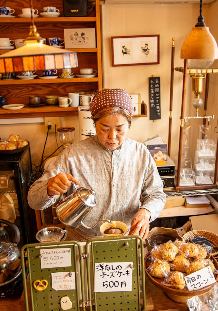 没頭ブレンド600円をドリップする瀬古さん。