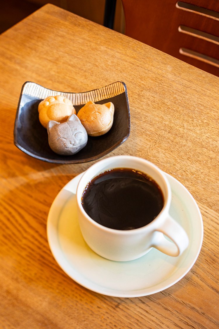 猫実もなか1個250円（奥）。キュートな見た目がたまらない！