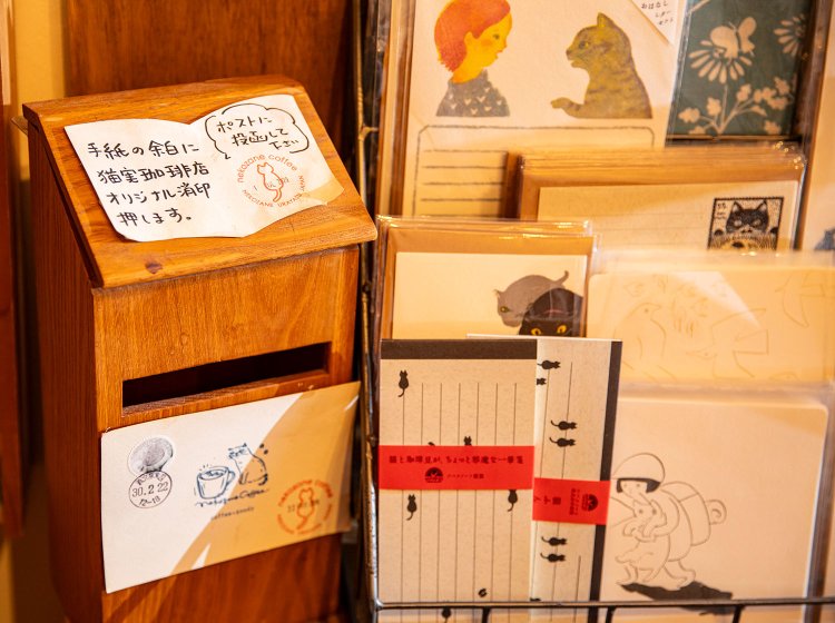 書いた手紙を受け付ける郵便ポスト。