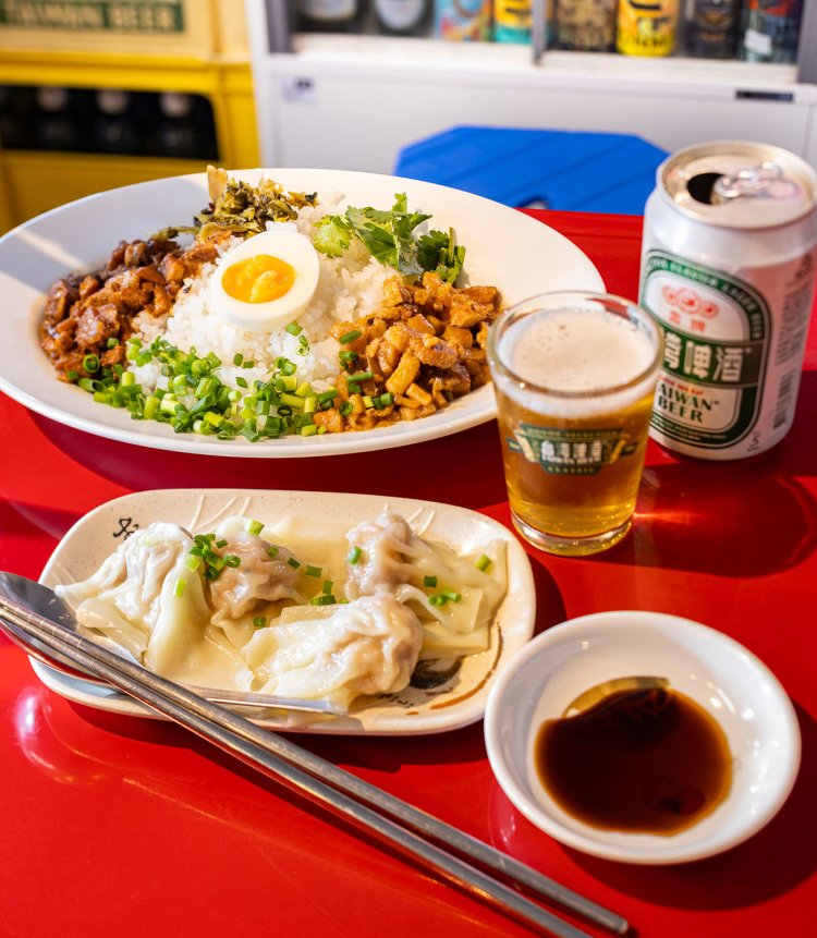 滷肉飯900円、香港式わんたん500円ほか。