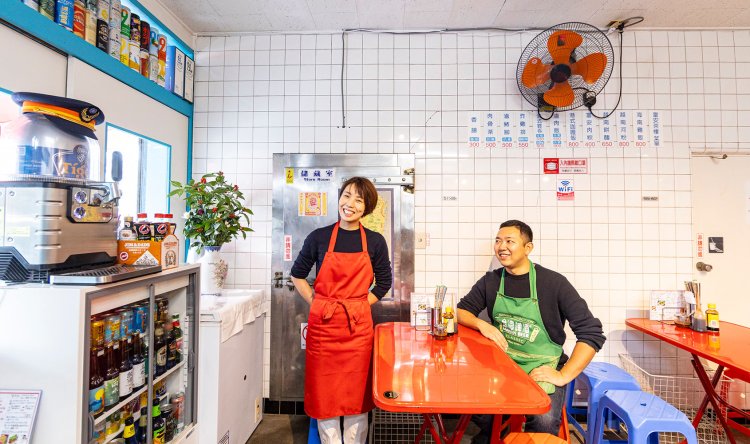 台湾雑貨が並ぶ店内と野寺さん夫妻。