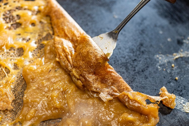 “ぼったり”と垂らした生地を鉄板で焼く。