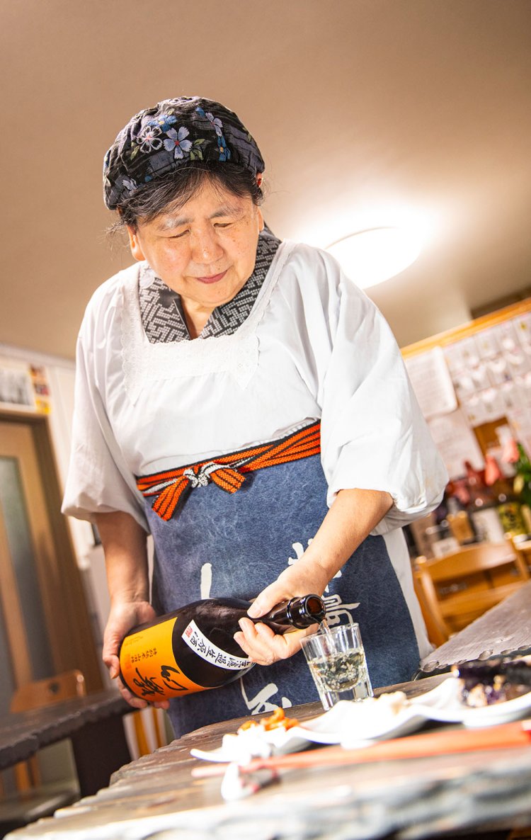 日本酒を目の前で注ぐ江森さん。