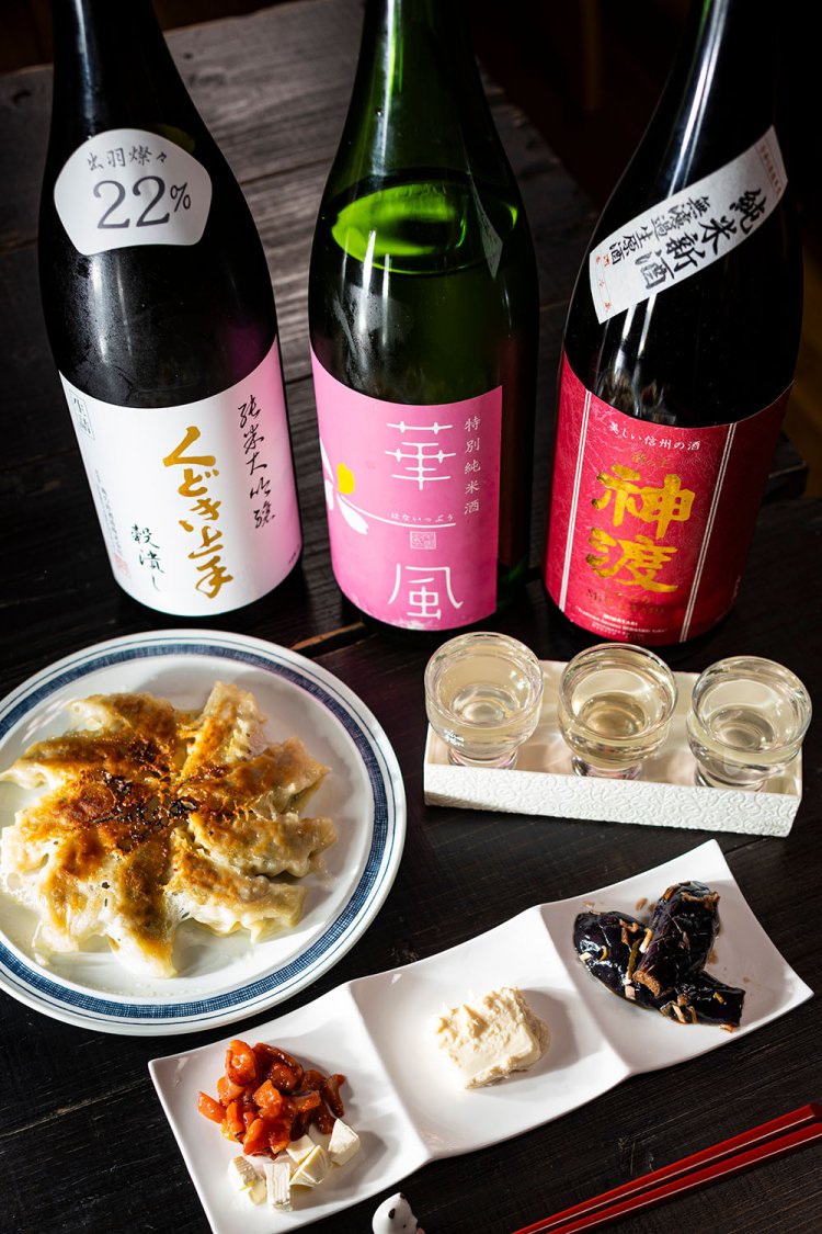 おすすめセット（お酒）1400円、3種盛り（おつまみ）450円、餃子900円。