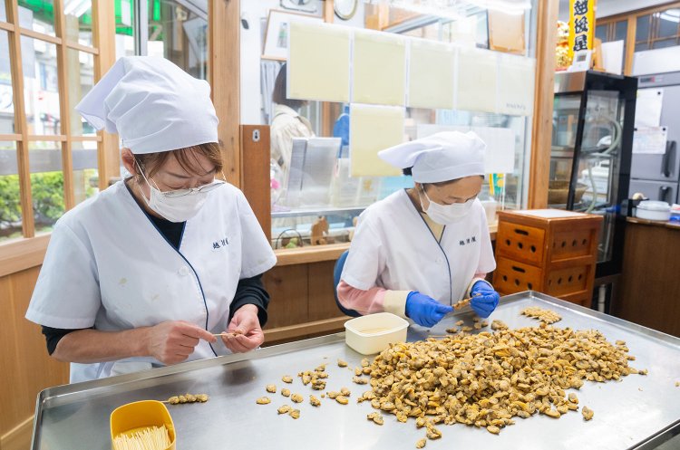 一本一本手作業で串に刺していく様子も見られる。