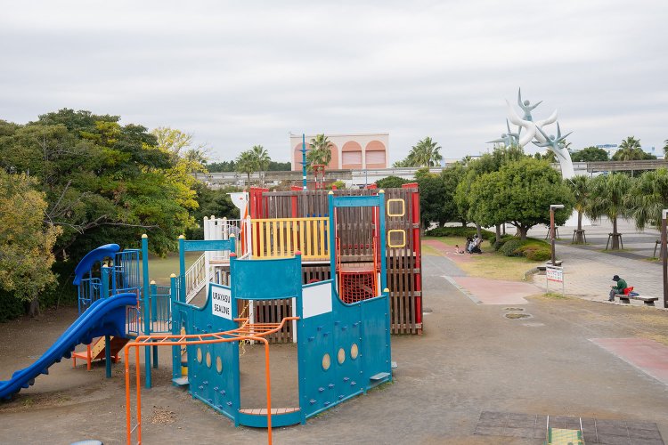 滑り台や迷路が楽しめるアスレチック遊具。