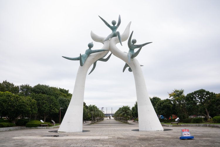 エントランスにそびえる『躍動の門』。