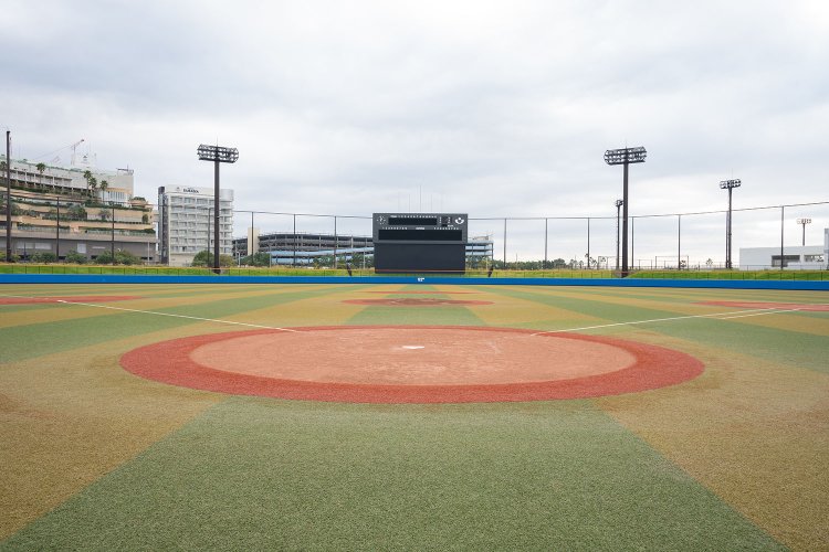 収容人数2500人の硬式野球場。「少年時代に野球に打ち込んだ思い出の詰まった場所です！」（阿部監督）。