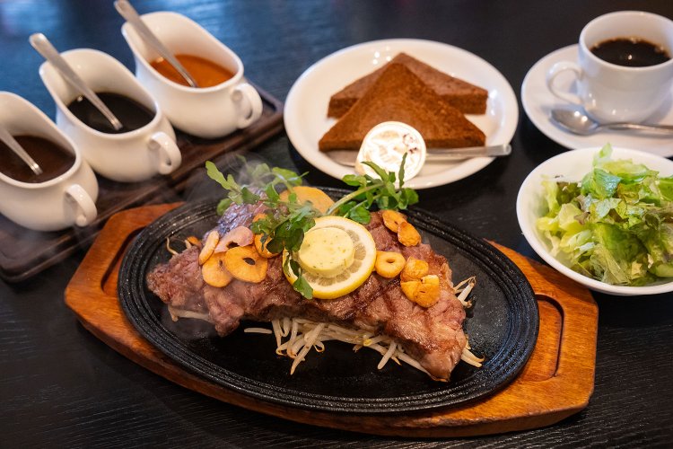 特選サーロインステーキ（250g）5038円、サイドメニュー付き。「肉と特製のタレが相性抜群で毎日食べたくなります」（泉澤さん）。