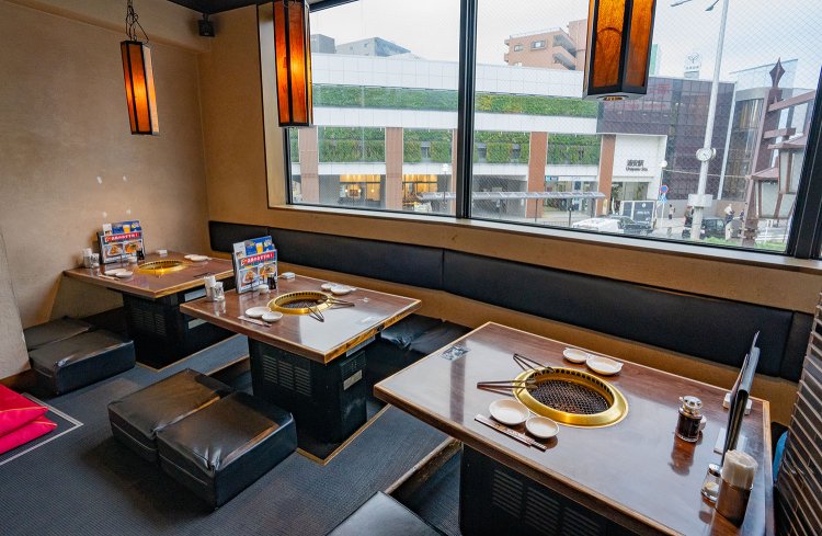 浦安駅のロータリーに面し、アクセス抜群。