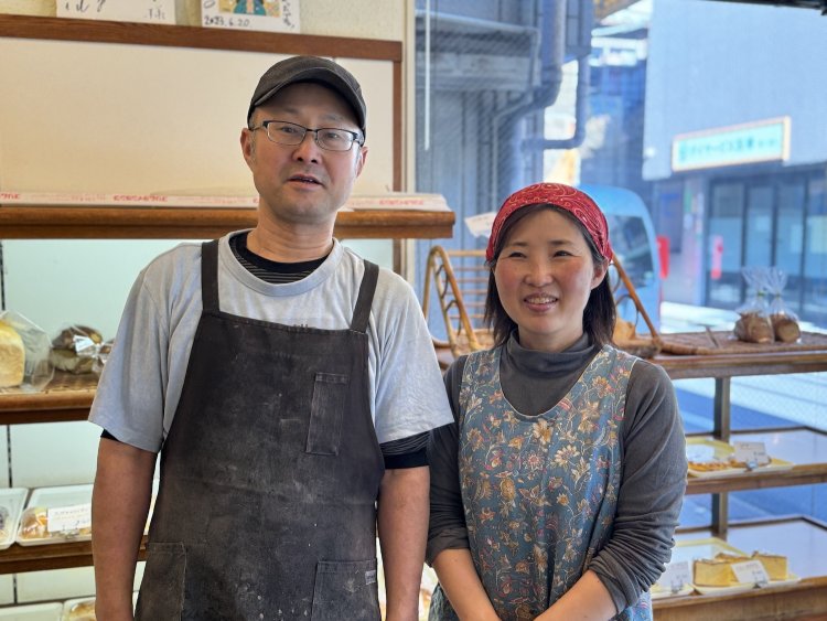 店主の内野善勝さんと妻の桃子さん。夫婦二人三脚の経営。