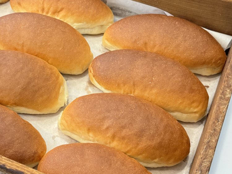 コッペパン。プラス100円で、その場であんこやジャムなどをつけることもできる。