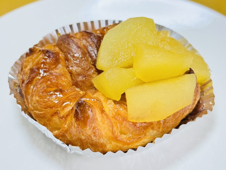 アップルデニッシュ300円のリンゴも店で煮ています。