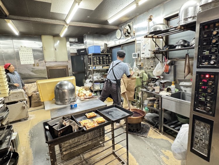 営業中も作業は止まりません。