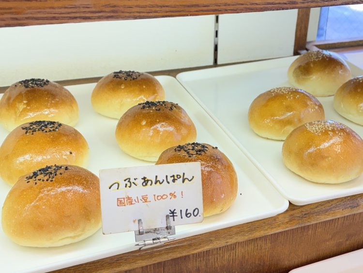 店内には安心感あるおなじみのパンが並ぶ。