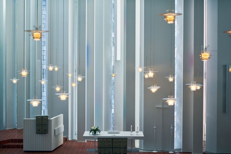 『グッド・シェパード教会』のペンダントランプ ユハ・レイヴィスカ 2002〔メーカー不詳〕（C）Kentauros Yasunaga。