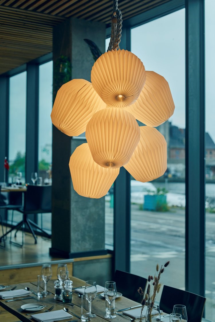 ペンダントランプ 《ブーケ》センヤ・スヴァー・ダムケア 2019〔レ・クリント〕（C）Kentauros Yasunaga。