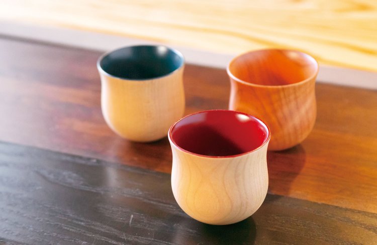 『Life design shop Areas』で販売している日田の漆職人と木工職人の手で作られた盃「ゆらぎ」各5280円。