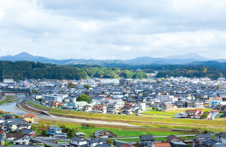 阿蘇・くじゅう山系や英彦山（ひこさん）系の山が町を囲む。