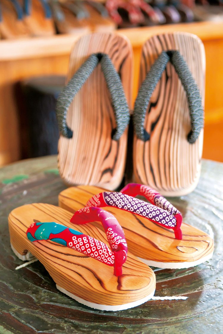『月隈木履』の杉下駄（女）（手前）4500円、杉下駄（男）5500円。表面を焼き、美しい木目を出す「神代仕上げ」は日田下駄の特徴の一つ。日田杉は軽くて肌ざわりがやわらかい。