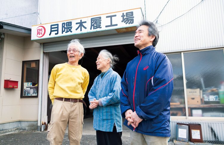店を営む3代目の伊藤平八郎さん（左）と妻の萬里子さん（中）、息子の高広さん。「木の肌ざわりを実感してみて」。