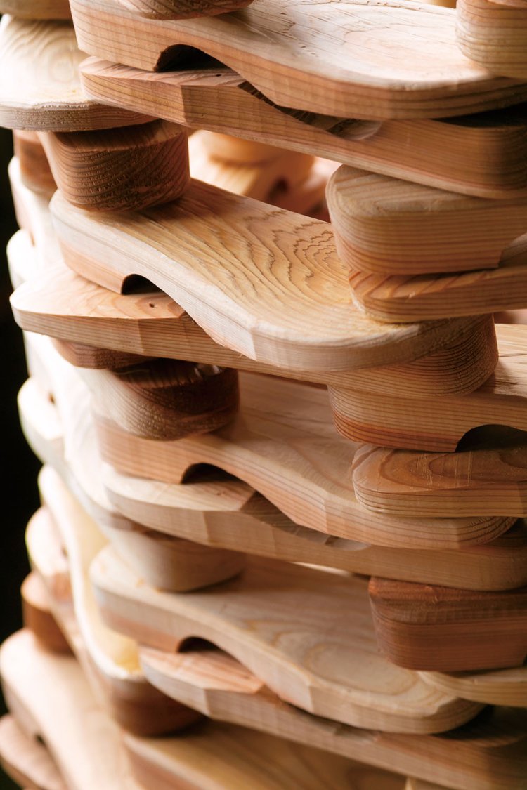 切り出した木型を乾燥させる輪積み。