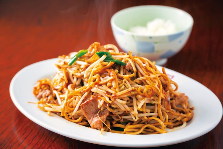 パリパリ麺が特徴の日田焼きそば850円は片面焼きタイプ。白米と相性がいいから、お茶碗半分のご飯をサービスで付けている。