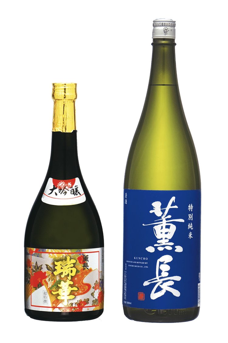 売店には「薫長 特別純米」1800ml3080円（右）、「大吟醸 瑞華」720ml3960円などがずらり。