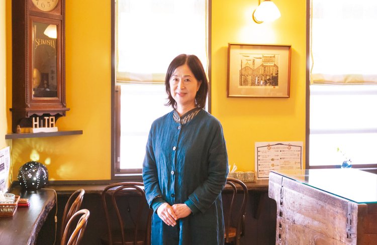 「豊かな水と盆地ならではの冬の寒さ、熟練杜氏（とうじ）の技術によって最高のお酒が完成します」と専務取締役の冨安裕子さん。「試飲コーナーや酒蔵資料館もぜひ」。