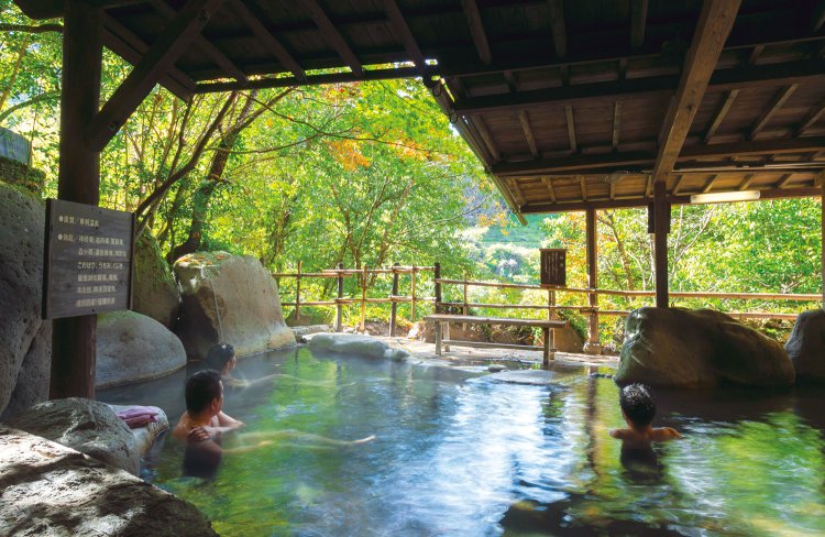 眼下に流れ落ちる桜滝を眺めながら、やわらかな湯に浸かる。