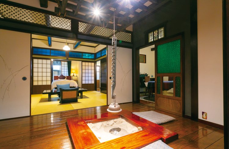 専用露天風呂や談話室を備えた特別室「あさもや」。冬には囲炉裏（いろり）でかっぽ酒もオツなもの。