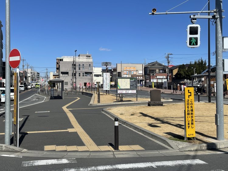 矢切駅前ロータリー。右手の碑には水上勉旧居跡と書かれている。