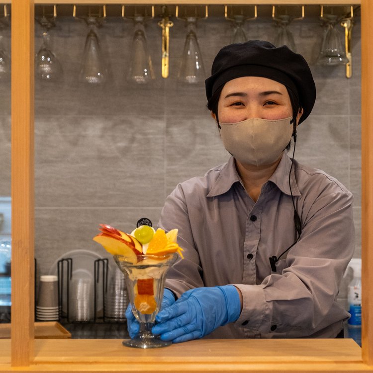 おいしさが凝縮されたフルーツパフェ1500円は見た目も華やかだ。